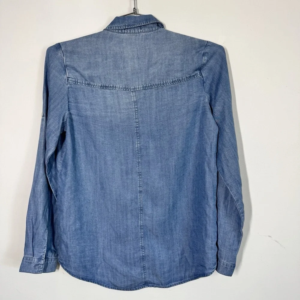 Quince Women's Distressed‎ Chambray Roll Tab Long Sleeve Button Up Shirt Size XS - Picture 2 of 8